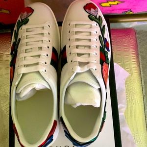 Gucci authentic floral tennis nwt no signs of wear best offer